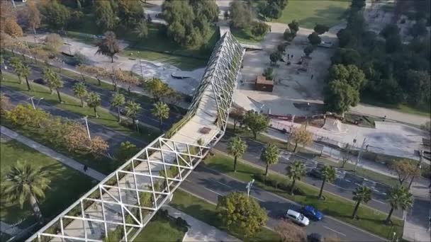 Vista aérea da ponte de aço no Parque em Santiago Chile — Vídeo de Stock