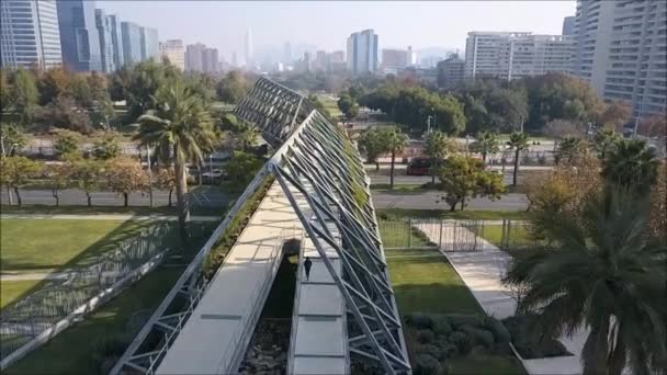 Vista aérea del puente de acero en el Parque de Santiago Chile — Vídeos de Stock