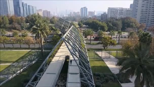 A légi felvétel a Chilei Santiago Park acél híd — Stock videók