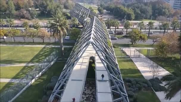 Letecký pohled na ocelový most v parku v Santiago Chile — Stock video