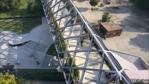 チリのサンティアゴの公園で鋼橋の空撮 — ストック動画