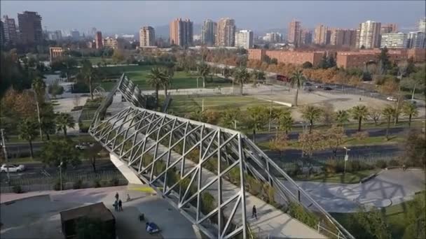 Vista aérea da ponte de aço no Parque em Santiago Chile — Vídeo de Stock