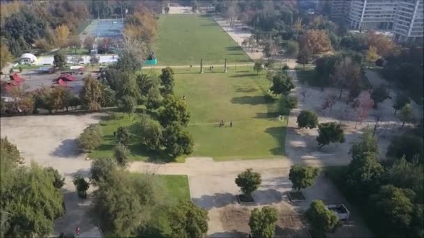 Vue aérienne du pont en acier au Parc de Santiago du Chili — Video