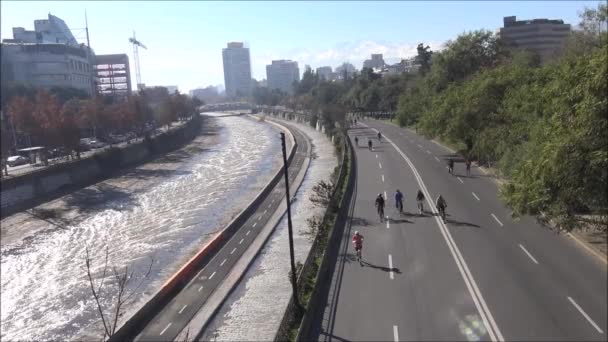 Paisaje de parque y río en Santiago, Chile — Vídeo de stock