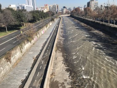 Peyzaj park ve nehir Santiago, Chile