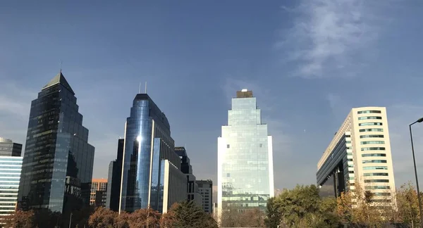 Gökdelenler ve şehir manzaralı Santiago, Chile — Stok fotoğraf