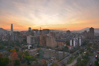 Gün batımı bulutlar ve gökdelenler Santiago, Chile