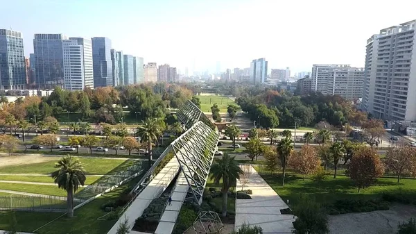 Vista aérea da ponte em um parque em Santiago, Chile — Fotografia de Stock