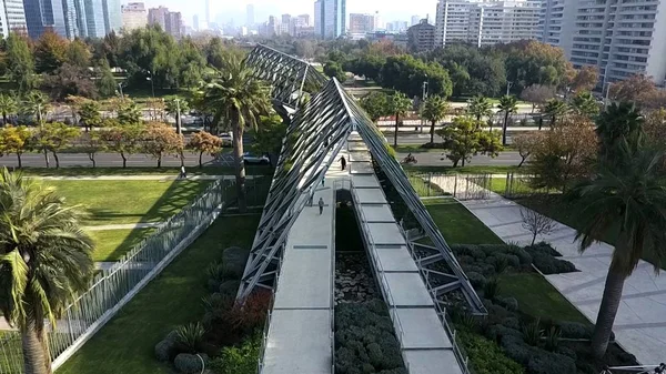 Αεροφωτογραφία της γέφυρας σε ένα πάρκο στο Σαντιάγκο, Χιλή — Φωτογραφία Αρχείου
