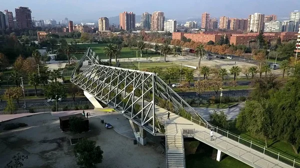Αεροφωτογραφία της γέφυρας σε ένα πάρκο στο Σαντιάγκο, Χιλή — Φωτογραφία Αρχείου