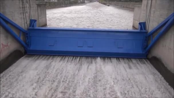 Floodgate aan Mapocho rivier in Santiago, Chili — Stockvideo