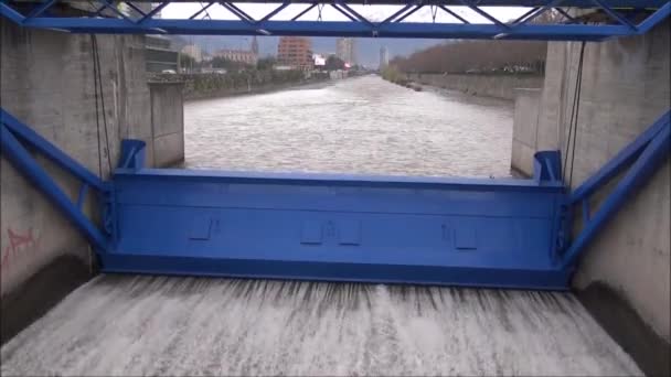 Puerta de inundación en el río Mapocho en Santiago, Chile — Vídeo de stock