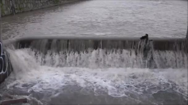 Floodgate at Mapocho river in Santiago, Chile — Stock Video