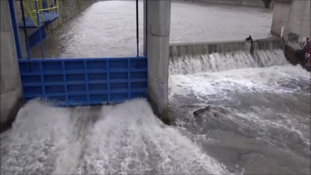 Dammluckan vid Mapocho river i Santiago, Chile — Stockvideo