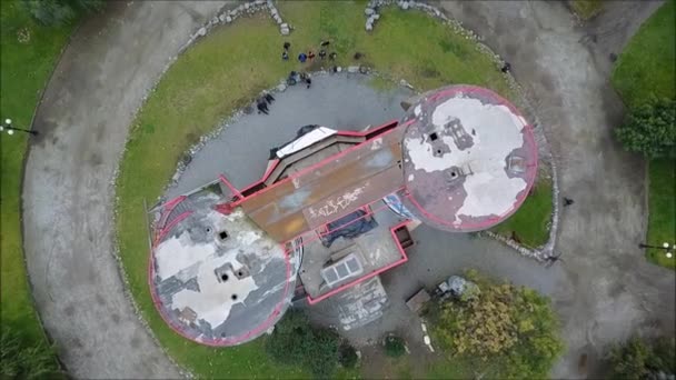 Flygfoto över bergsklättring betongkonstruktion i Santiago, Chile — Stockvideo