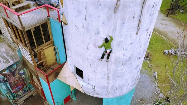 Letecký pohled na skalní lezení konkrétní struktury v Santiagu, Chile — Stock fotografie