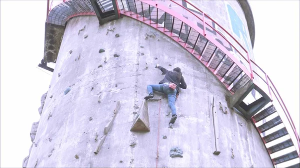 Пташиного польоту скелелазіння структури бетону в Сантьяго, Чилі — стокове фото