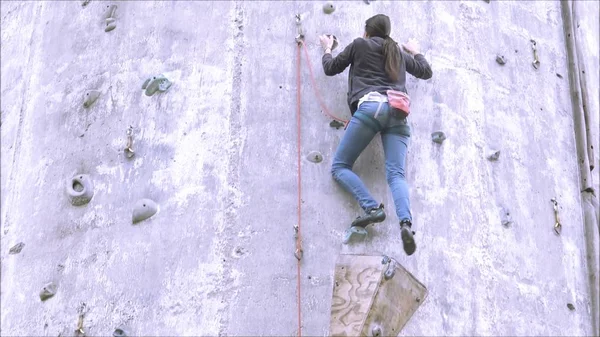 Veduta aerea della struttura in cemento armato di arrampicata su roccia a Santiago, Cile — Foto Stock