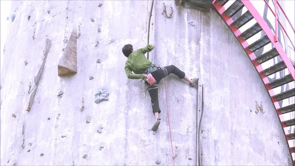 Veduta aerea della struttura in cemento armato di arrampicata su roccia a Santiago, Cile — Foto Stock