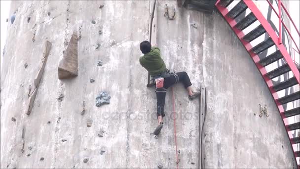 Kaya tırmanışı beton yapı Santiago, Şili için havadan görünümü — Stok video