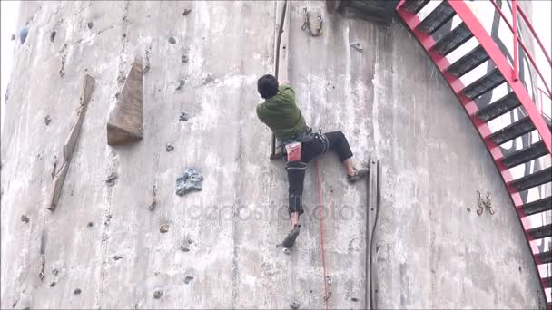 A légi felvétel a sziklamászás betonszerkezet-Santiago, Chile — Stock videók