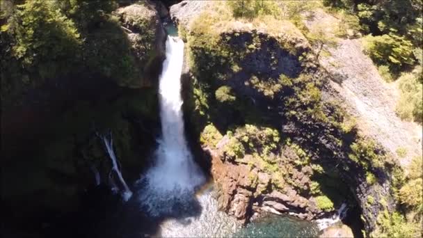 Flygfoto vattenfall och flod flöden i Chile — Stockvideo
