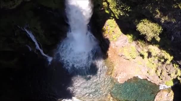 Cachoeira vista aérea e fluxos de rio no Chile — Vídeo de Stock