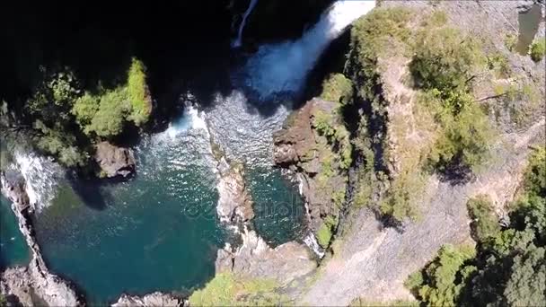 Flygfoto vattenfall och flod flöden i Chile — Stockvideo