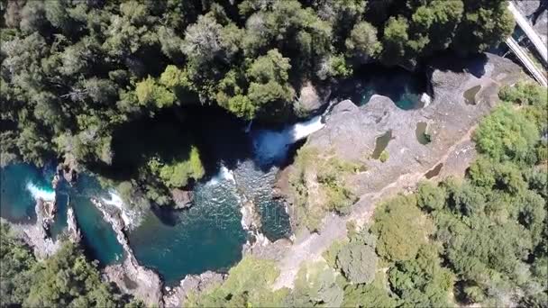Widok z lotu ptaka wodospad i rzeka płynie w Chile — Wideo stockowe