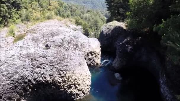 Cachoeira vista aérea e fluxos de rio no Chile — Vídeo de Stock