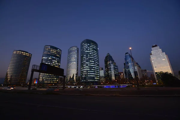 Gökdelenler ve şehir ışıkları Santiago, Chile