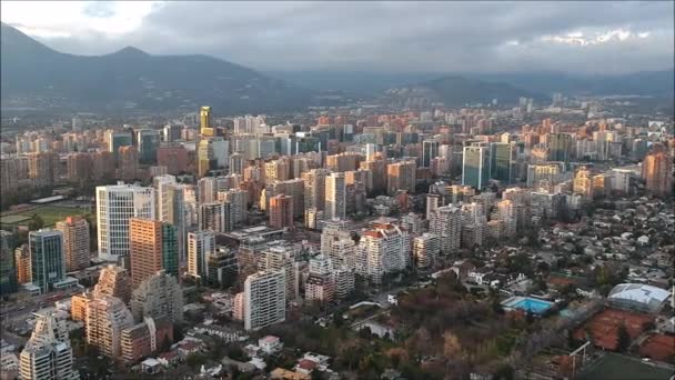 Dağlar ve gökdelenler Santiago, Şili için havadan görünümü — Stok video