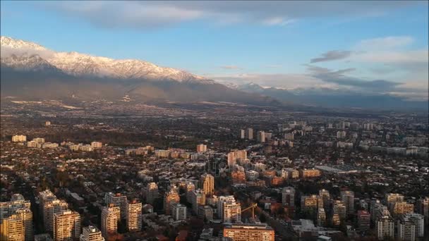 Letecký pohled na hory a mrakodrapy v Santiagu, Chile — Stock video