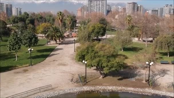 Вид с воздуха на пруд в парке в Сантьяго, Чили — стоковое видео