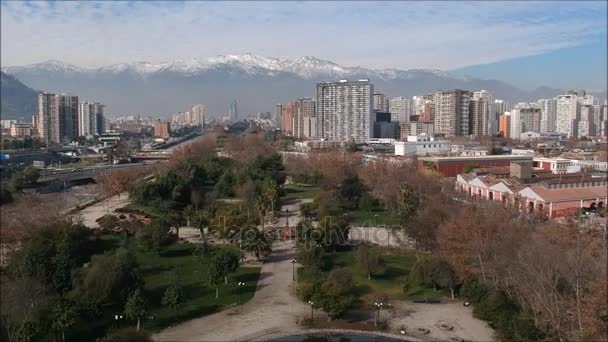 산티아고, 칠레에 있는 공원에 연못의 항공 보기 — 비디오