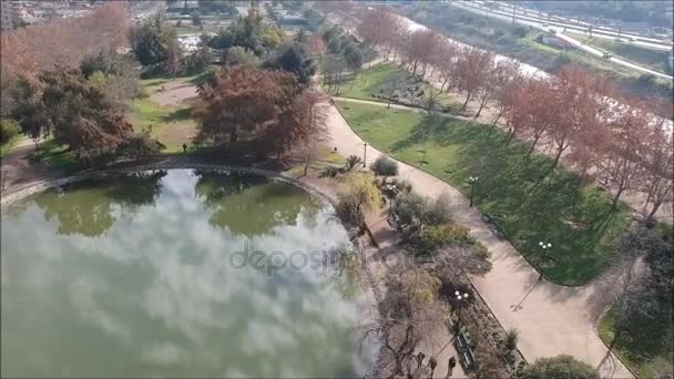 Vista aérea de un estanque en un parque en Santiago, Chile — Vídeo de stock