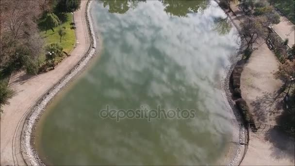 在圣地亚哥，智利的一座公园的池塘的鸟瞰图 — 图库视频影像