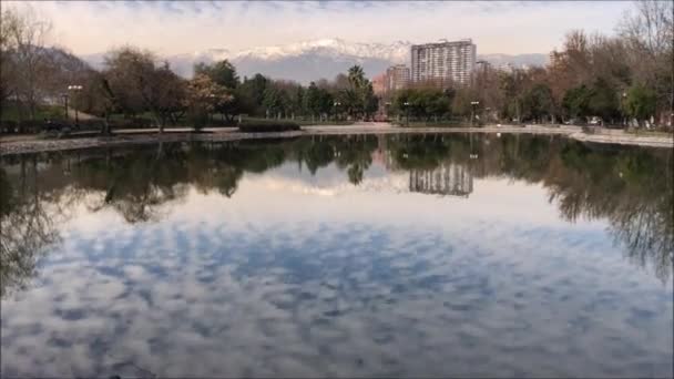 산티아고, 칠레에 있는 공원에 연못의 항공 보기 — 비디오
