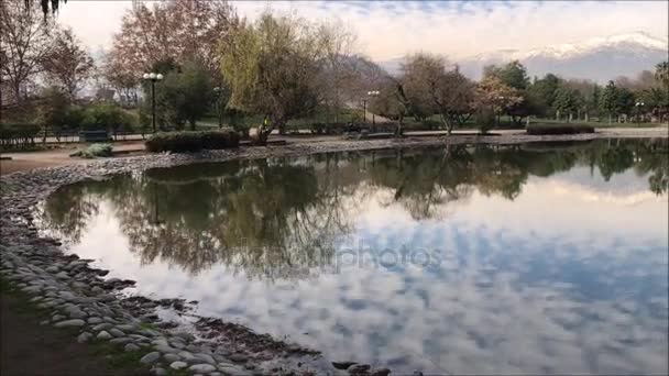 Вид с воздуха на пруд в парке в Сантьяго, Чили — стоковое видео