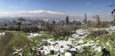 Santiago, Şili'deki bir tepe üzerinde kar