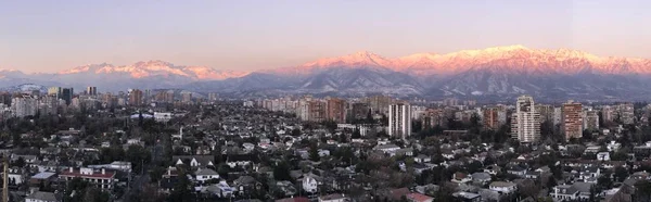 Neve em uma colina em Santiago, Chile — Fotografia de Stock