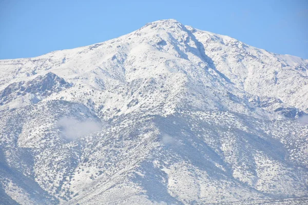 Sneeuw op een heuvel in Santiago, Chili — Stockfoto