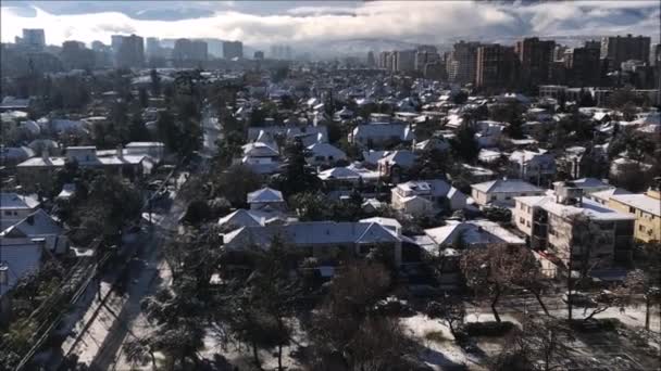 Utsikt fra luften etter snø på en høyde i Santiago Chile – stockvideo