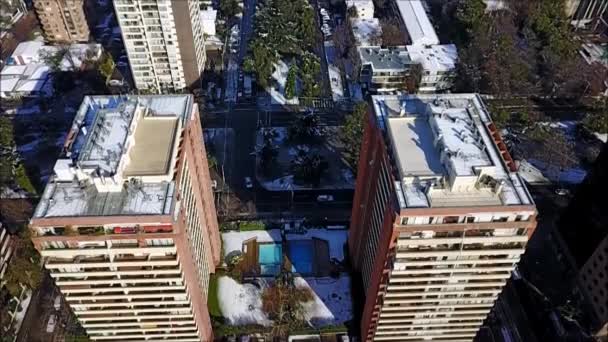 Luchtfoto na sneeuw op een heuvel in Santiago, Chili — Stockvideo