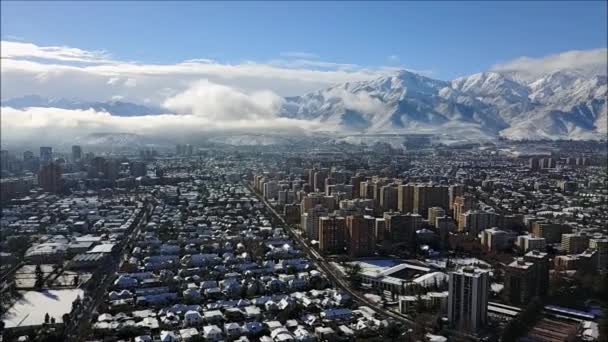 Vista aérea después de nieve en una colina en Santiago Chile — Vídeos de Stock