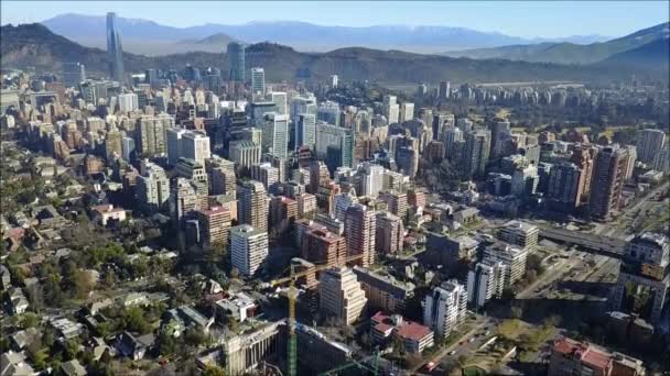 Вид с воздуха после снега на холме в Сантьяго Чили — стоковое видео