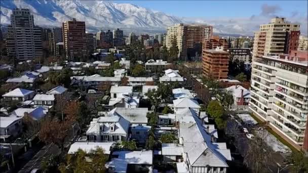 Widok z lotu ptaka po śniegu na wzgórzu w Santiago, Chile — Wideo stockowe