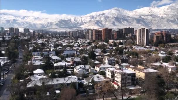 Luchtfoto na sneeuw op een heuvel in Santiago, Chili — Stockvideo