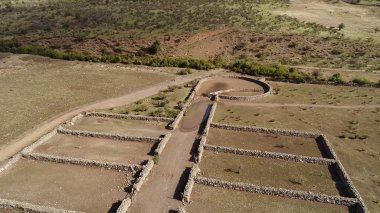Şili 'de peyzaj, dağlar, vadi ve atların havadan görünümü