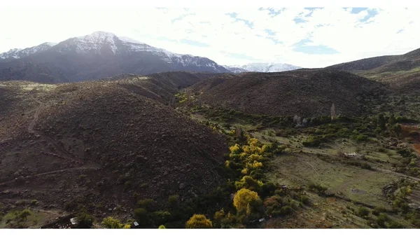 Vista aérea da paisagem, montanhas, vale e cavalos no Chile — Fotografia de Stock